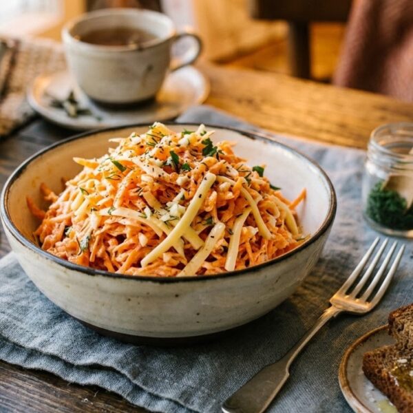 Салат из моркови с сыром и чесноком