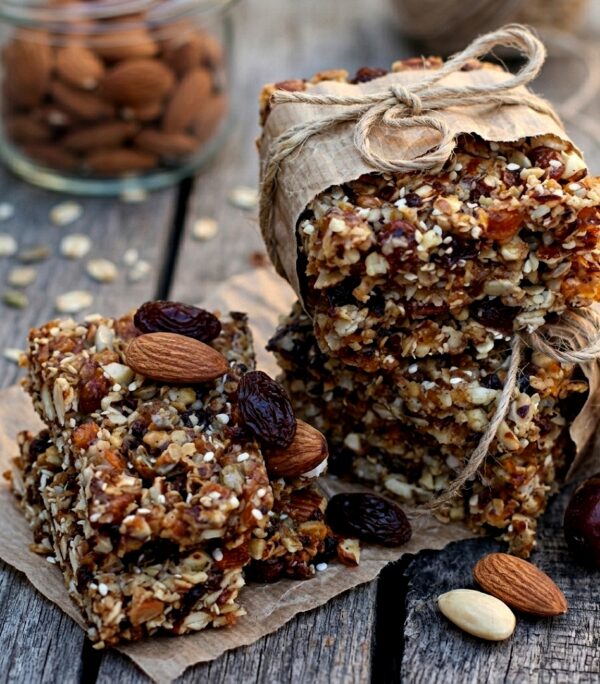 Батончик с миндалем, финиками и изюмом